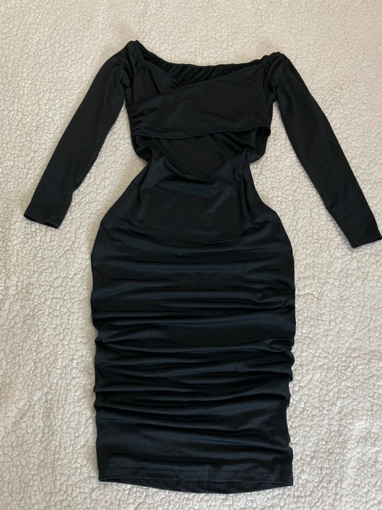 Dresses & Skirts - Black midi dress
